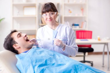 Düzenli kontrol ve dolum için dişçiye giden hasta