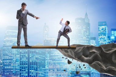 Kızgın akılsız patron bu önemli çalışana bağırıyor ve bağırıyor.