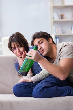 Sarhoş koca aile içi şiddet kavramında karısını taciz ediyor.