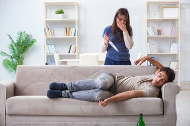 Çaresiz eş kocasını öldürmeye çalışıyor.