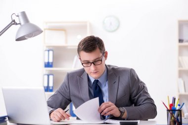 Masada çalışan yakışıklı bir işadamı.