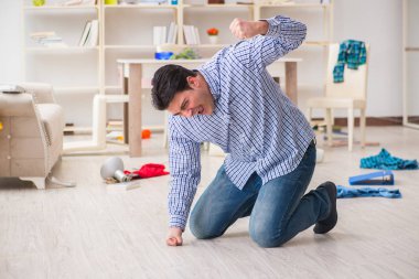 Hırsızlar tarafından soyulduktan sonra evini bulan bir adam.