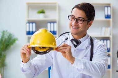 Güvenlik doktoru sert şapka takmayı tavsiye ediyor.