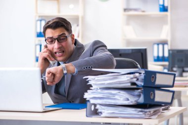 Çağrı merkezindeki masasında yorgun, umutsuz bir çalışan.