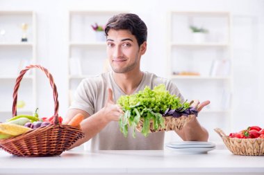 Sağlıklı beslenme ve beslenme konsepti olan genç bir adam