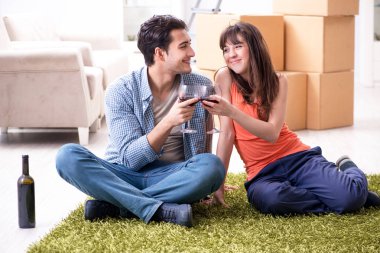 Genç aile evlilik yıldönümünü kutluyor