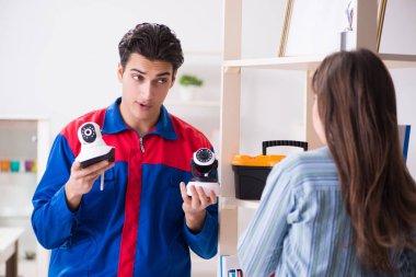 Müteahhit eve güvenlik kamerası yerleştiriyor.