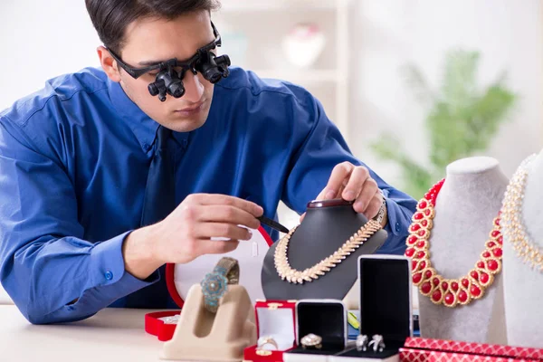 Jeweler working with luxury jewelry in the workshop — Stock Photo, Image