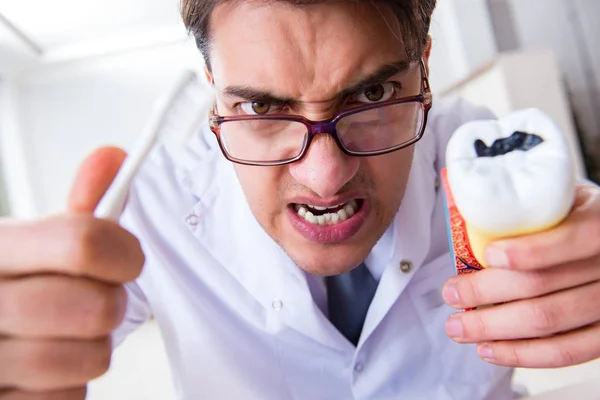 Lustiger Zahnarzt mit Zahnbürste im medizinischen Konzept — Stockfoto