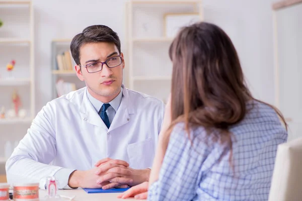 Paziente dal dentista per appuntamento preliminare — Foto Stock