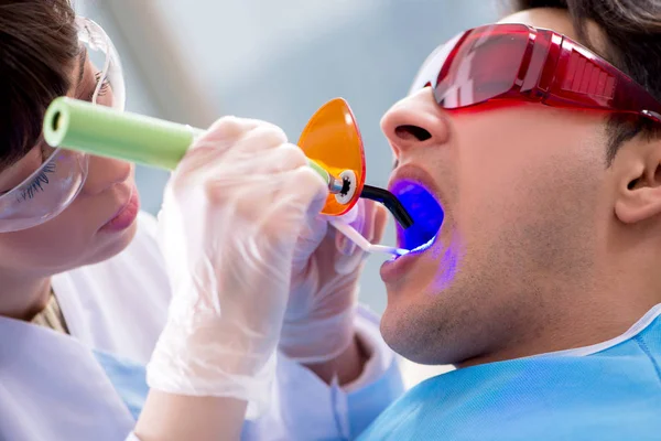 Paziente dal dentista per check-up e riempimento regolari — Foto Stock