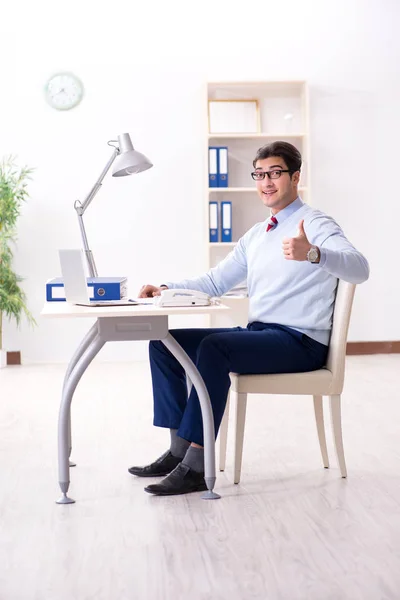 Jovem e bonito empresário empregado trabalhando no escritório na mesa — Fotografia de Stock