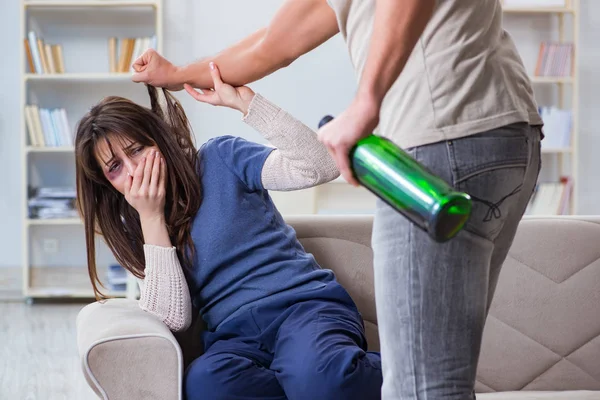 Opilý manžel zneužívání manželka v domácí násilí koncept — Stock fotografie