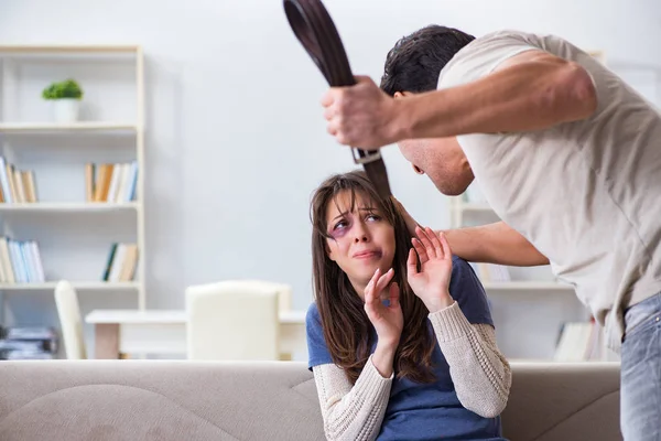 Esposa desesperada con marido agresivo en conc violencia doméstica —  Fotos de Stock
