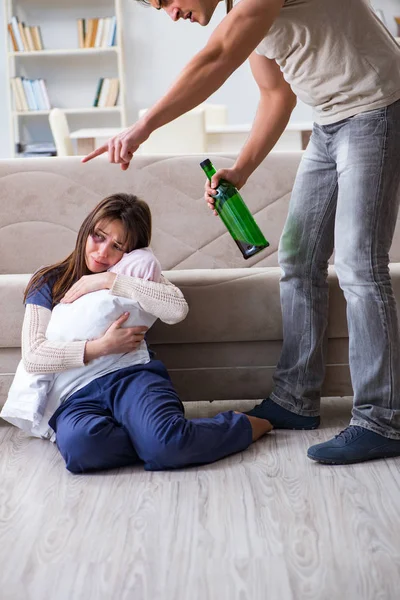 Häusliche Gewalt mit betrunkenem Ehemann — Stockfoto
