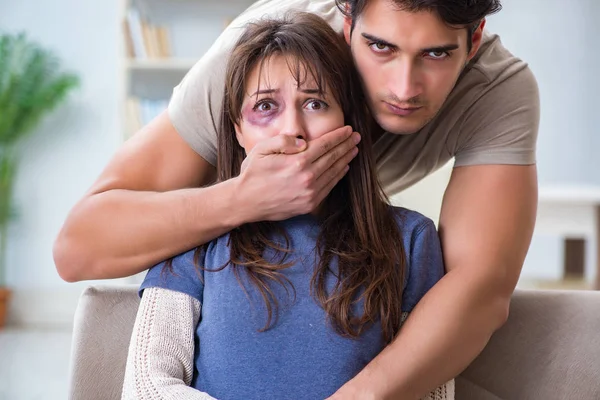 Kétségbeesett feleség agresszív férj családon belüli erőszak conc — Stock Fotó