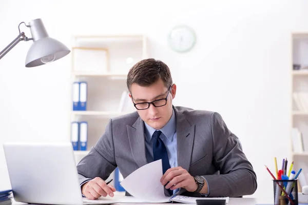 Ung stilig affärsman anställd som arbetar på kontoret vid skrivbordet — Stockfoto