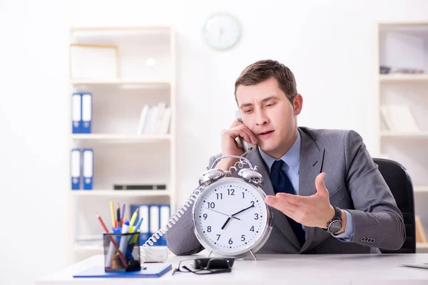 Empregado empresário em conceito de urgência e prazo com alarme — Fotografia de Stock