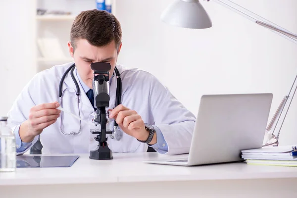 Médecin masculin regardant les résultats de laboratoire à l'hôpital — Photo