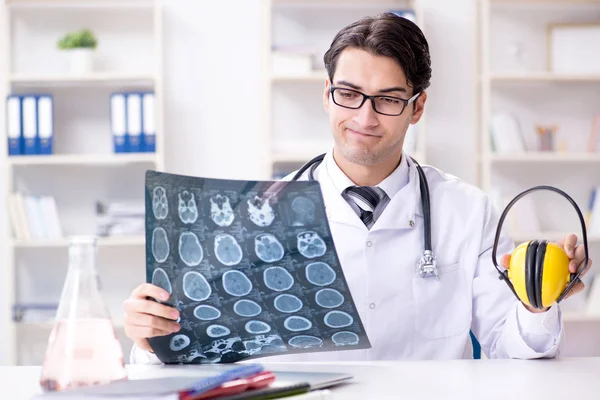 Güvenlik doktoru, kulaklıkların gürültüyü kesmesini tavsiye ediyor.