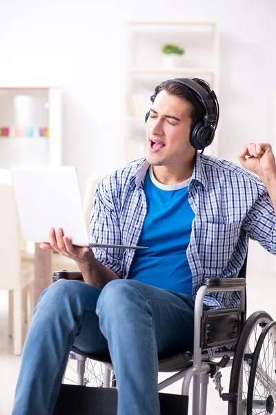 Handicapés écoutant de la musique en fauteuil roulant — Photo