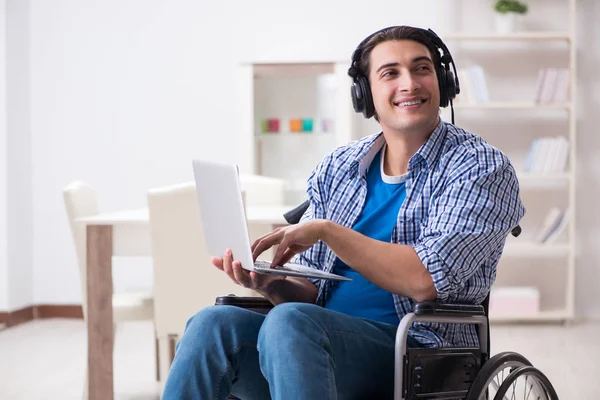 Hombre discapacitado escuchando música en silla de ruedas —  Fotos de Stock