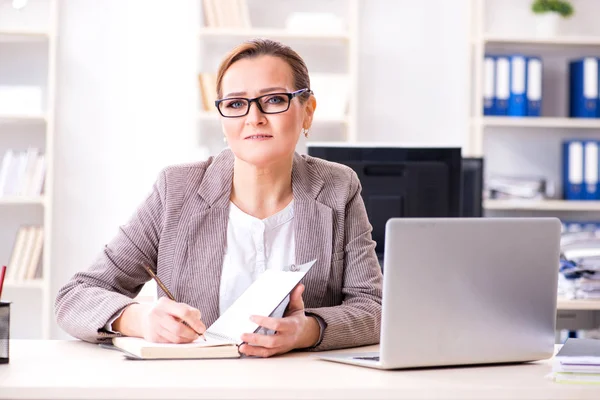 Empregada empregada do negócio que trabalha no escritório — Fotografia de Stock