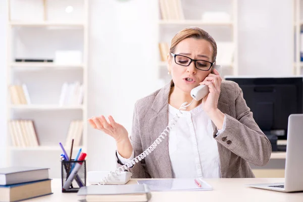 Affärskvinna anställd talar på kontoret telefon — Stockfoto