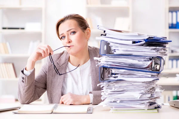 Affärskvinna mycket upptagen med löpande pappersarbete — Stockfoto