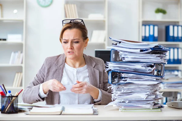 Geschäftsfrau mit laufendem Papierkram sehr beschäftigt — Stockfoto