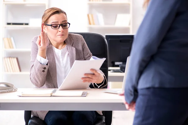 Angry boss dismissing employee for bad underperformance — Stock Photo, Image