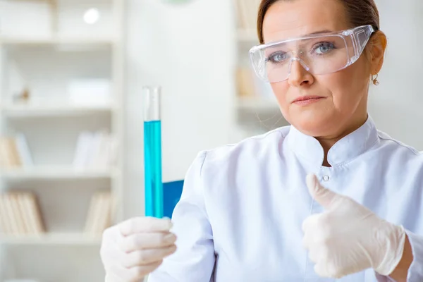 Mujer química que trabaja en el laboratorio de la clínica hospitalaria — Foto de Stock