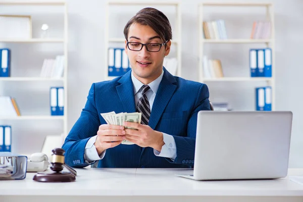 Advokat som tar emot pengar som muta — Stockfoto