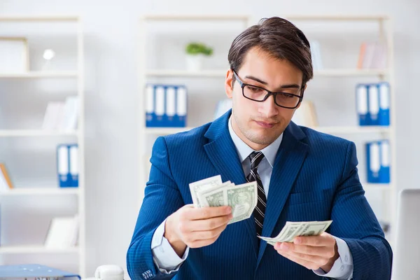 Biznesmen otrzymujący wynagrodzenie i premię — Zdjęcie stockowe