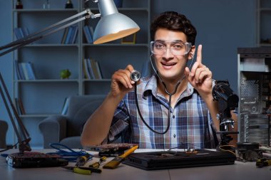 Steteskopla kontrol eden adamla bilgisayar onarım kavramı