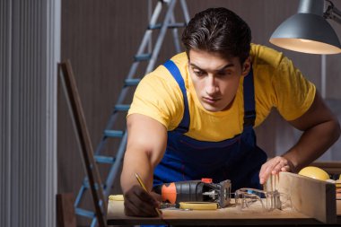 Marangozluk konseptinde tamir atölyesinde çalışan işçi