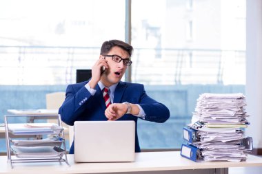 İşadamı işkolik evrak işleriyle boğuşuyor