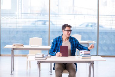 Eski sevgilisine kitap hazırlayan öğrenci boş kütüphanede okuyor