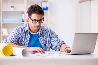 Genç tasarımcı yeni proje üzerinde çalışıyor ve renkleri seçiyor