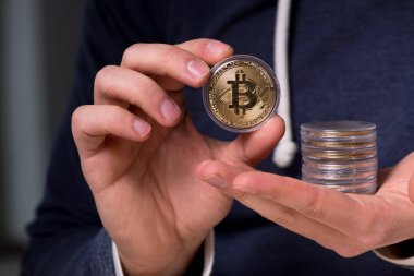Bitcoin Madencilik Konsepti 'ndeki genç adam