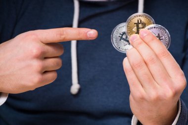 Bitcoin Madencilik Konsepti 'ndeki genç adam