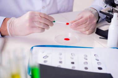 Uyuşturucu sentezi laboratuarı haplarla deney yapıyor.