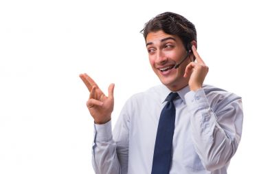 Kulaklıklı adam beyaz arkaplanda izole edilmiş.