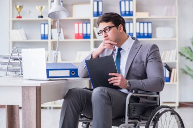 Ofiste çalışan engelli işadamı