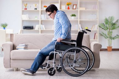 Tekerlekli sandalyedeki genç öğrenci