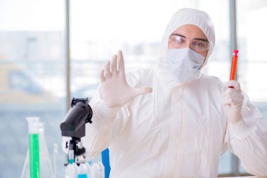 Adam doktor, laboratuvarda kan örneklerini kontrol ediyor.