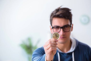 Genç adam evde bitcoin çıkartıyor.