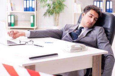 Bu masada ölü bir işadamı var.