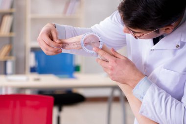 Doktor hastaların eklem esnekliğini kontrol ediyor