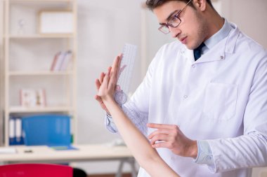 Doktor hastaların eklem esnekliğini kontrol ediyor